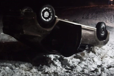 На трассе в Самарской области перевернулась Skoda Rapid