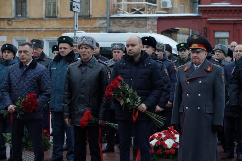 Жизнь за других: в Самаре почтили память погибших на службе полицейских