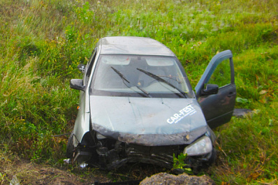 В Самарской области водитель "Калины" съехал с трассы и перевернулся