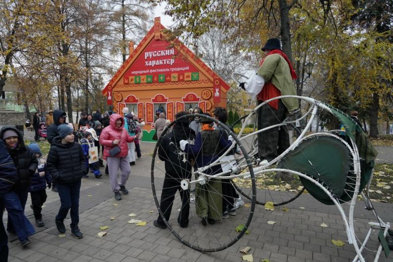 Видео: в Самаре прошел народный фестиваль традиций "Русский характер"