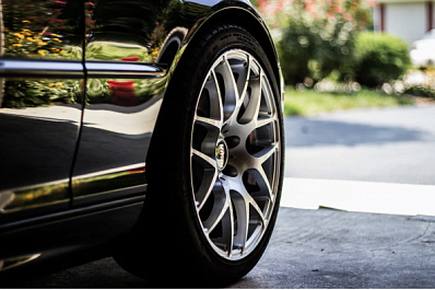 Штраф 500 рублей: россиянам запретили ездить на шипованной резине летом