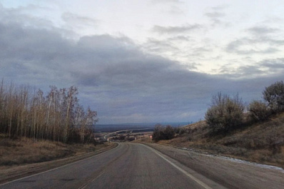 Лежащих на дороге мужчин переехала машина 