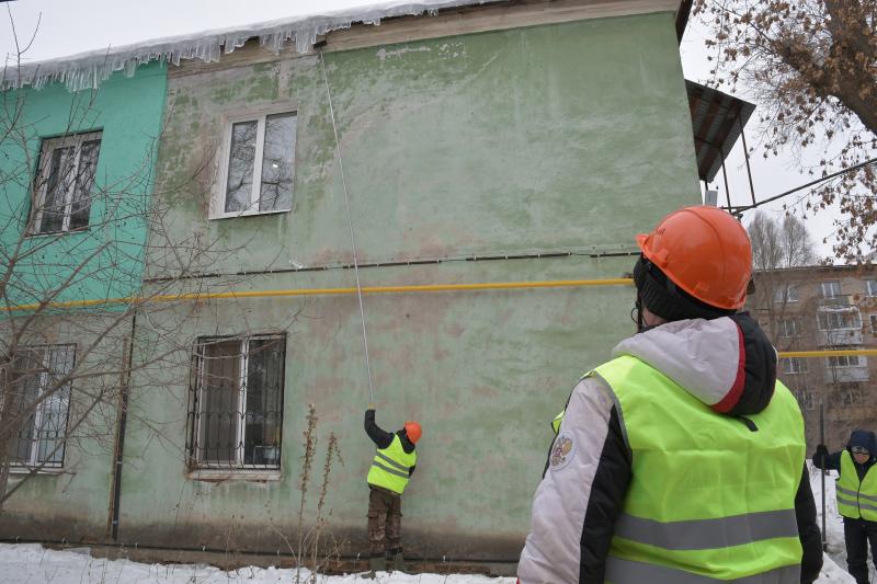 Нависшая угроза: в Самаре от сосулек и снега очистили крыши сотен домов
