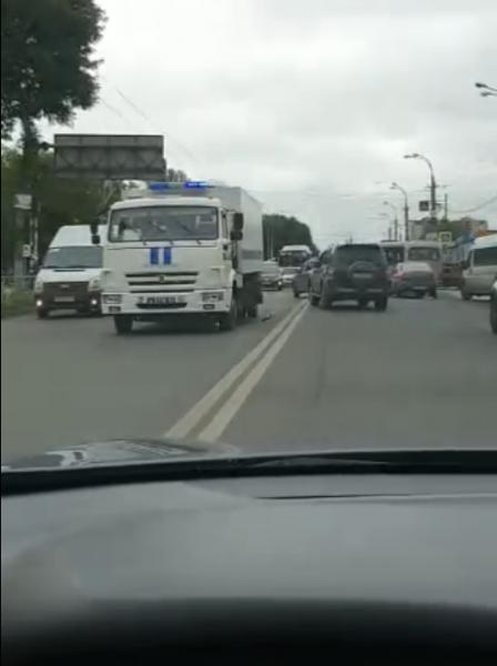 В Самаре полицейский КамАЗ разнес иномарку