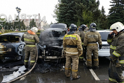 В Тольятти на площади Свободы сгорели три машины