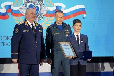 Школьника из Самарской области наградили в Москве за спасение тонущего ребенка