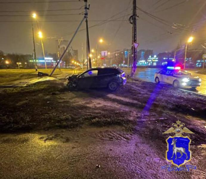 В Тольятти мужчина на Opel Astra врезался в металлическую опору