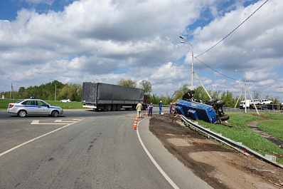 Водитель погиб: в Самарской области на трассе М5 перевернулся "КамАЗ"