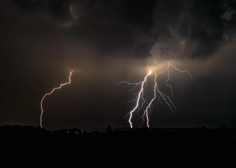 В ближайшие часы в Самарской области ожидаются гроза и шквалистый ветер