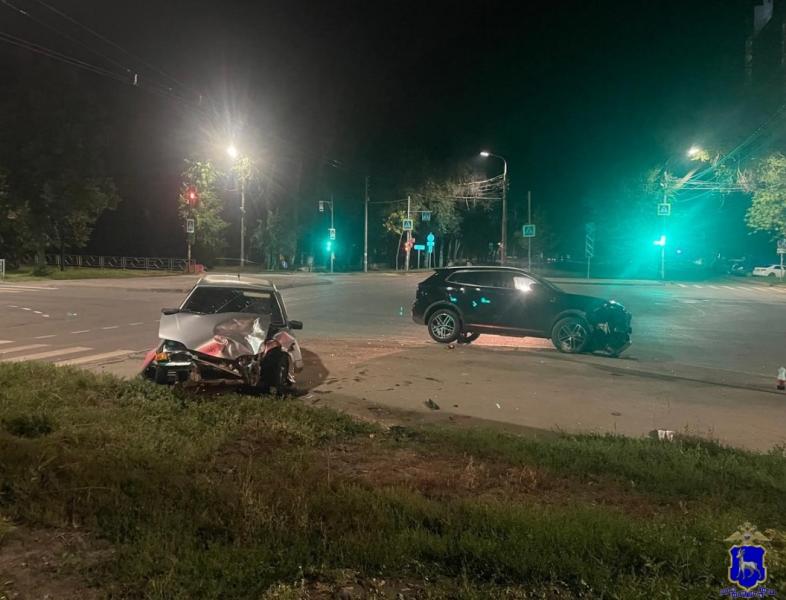 В Самаре на углу улиц Вольской и Ново-Вокзальной столкнулись Changan и "четырнадцатая"