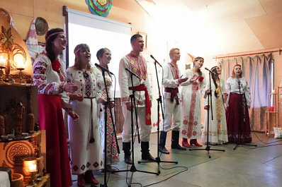 Самарские "Чаровницы и Добры молодцы" порадовали любителей фольклора старыми и новыми песнями