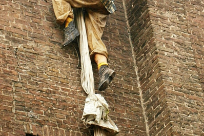 Спецназ отдыхает: в Сызрани запертая мужем девушка решила сбежать из дома по связанным простыням