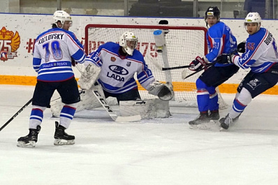 Братские шайбы: хоккейная "Лада" победила туляков 