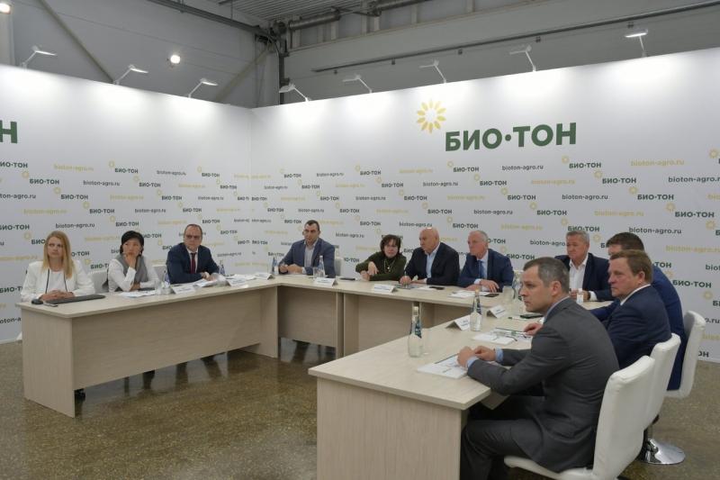 Первый замминистра сельского хозяйства РФ ознакомился с работой крупнейшего производителя подсолнечника