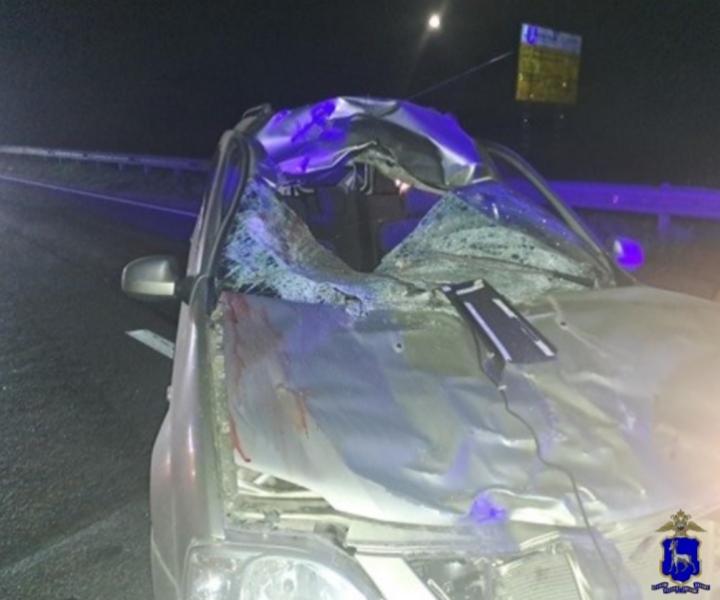 В Самарской области "Калина" на трассе вылетела с дороги и врезалась в бетонный отбойник