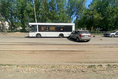 В Самаре Skoda Fabia врезалась в автобус из-за ямы на дороге