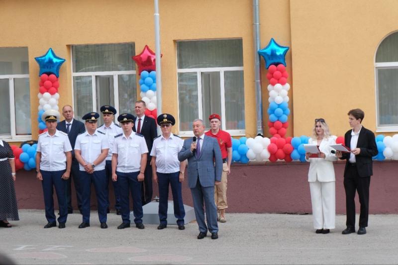 Проводили в школу: Александр Фетисов поздравил детей с Днем знаний
