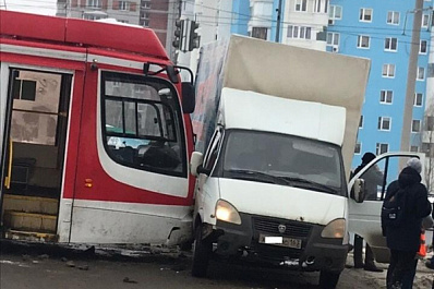 На Ново-Садовой в Самаре трамвай протаранил "Газель"