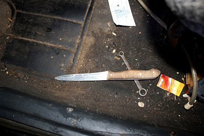 Под Самарой двое мужчин с ножом напали на таксиста и высадили его из машины