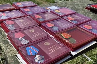 Российских военных, участвующих в спецоперации, наградили медалями