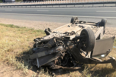 В Самарской области Chevrolet Cruze протаранила дерево и перевернулась