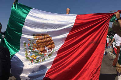 Болельщики из Бразилии и Мексики устраивают перед Самара Ареной шоу