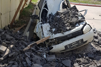 В Самаре на стройке кусок стены рухнул на припаркованную машину