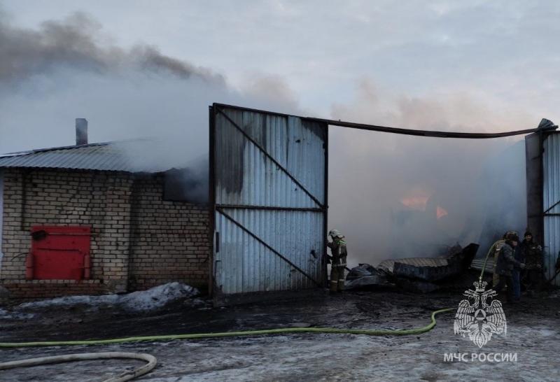 Загорелись 10 тракторов: в Самарской области тушили крупный пожар на площади 1 200 кв. м