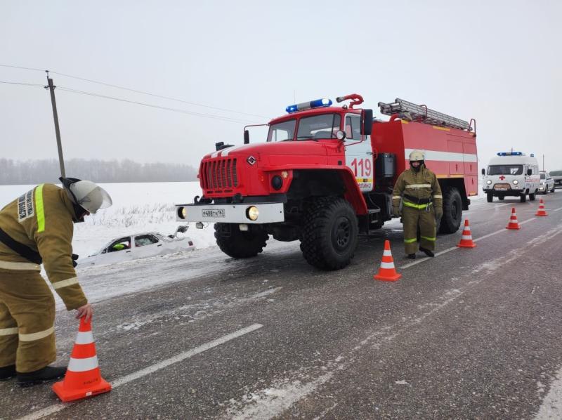 В Самарской области спасатели помогли вытащить легковушку, вылетевшую в кювет на трассе