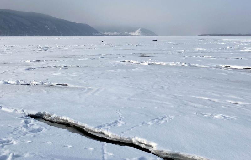 В Самаре на Волге двое мужчин провалились в промоину на снегоходе