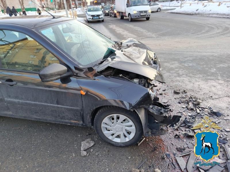 В Тольятти экскаватор проехал на красный и врезался в "Гранту"
