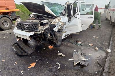 Утром 2 июня на трассе "Обход Самары" лоб в лоб столкнулись КамАЗ и легковушка