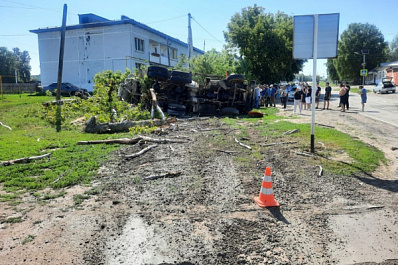 В Самарской области погиб водитель перевернувшегося КАМАЗа
