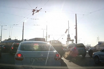 Самарец заснял на видео, как троллейбус сбил "рогом" светофор