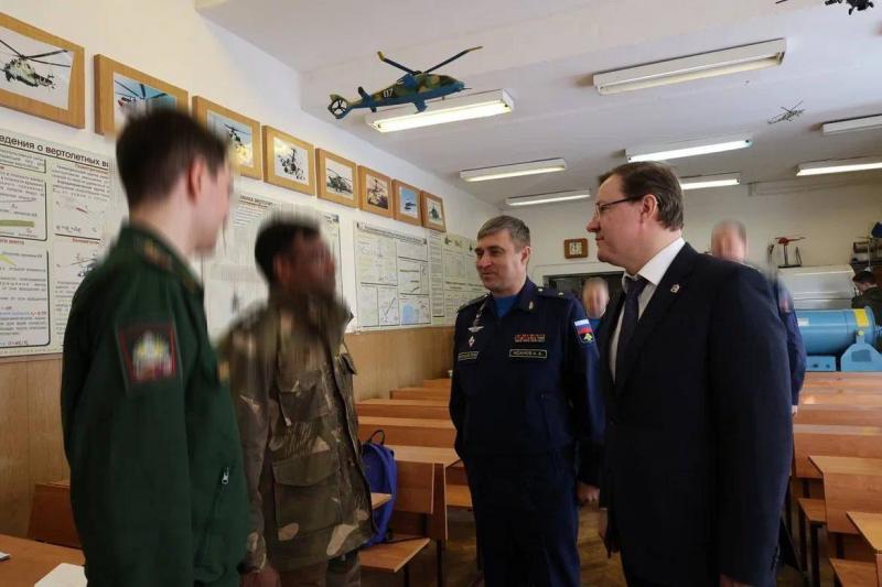 Готовят специалистов для всей страны: Дмитрий Азаров встретился с руководством Сызранского вертолетного училища