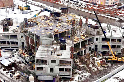 Строители возводят третий этаж будущей поликлиники в Волгаре