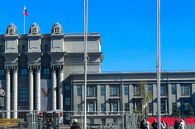 На площади Куйбышева начали устанавливать трибуны к Параду Победы