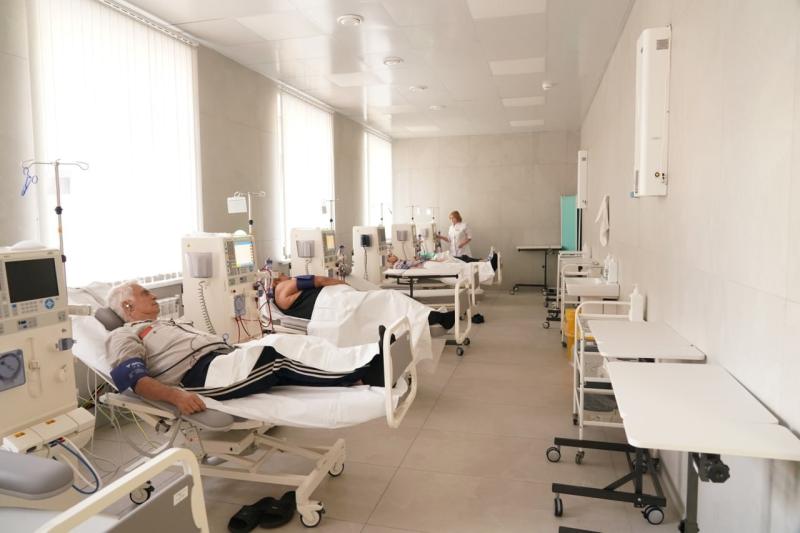 Вячеслав Федорищев оценил отремонтированное здание больницы им. Пирогова, где работает отделение гемодиализа