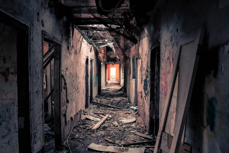 В Тольятти приставы ограничили доступ к заброшенному зданию, где пострадал ребенок