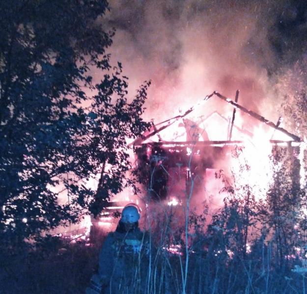 В Самарской области ночью горели частный дом и баня