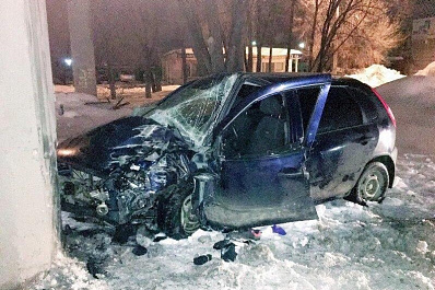Ночью в Самаре Лада Калина на полной скорости вырезалась в бетонный столб