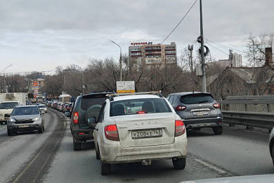 В Самаре Южный мост сковала огромная пробка