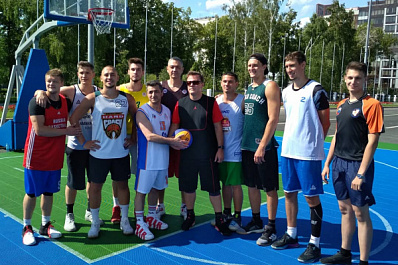 Дмитрий Азаров сыграл в баскетбол на площади Куйбышева 