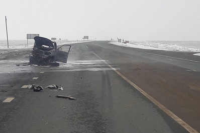 В Самарской области на трассе после столкновения с бензовозом сгорел УАЗ Патриот
