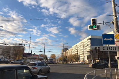 В Самаре светофоры на пересечении Ново-Вокзальной и Московского шоссе снабдили допсекциями