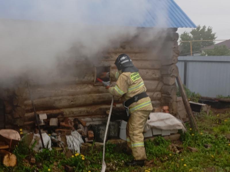 В Исаклинском районе 19 мая пожарные потушили баню