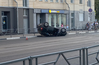 В Самаре у площади Куйбышева легковушка перевернулась на крышу
