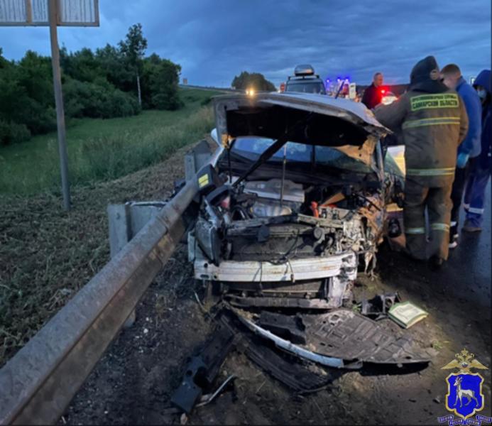 Под Самарой два человека пострадали после столкновения Lexus и Niva на встречке