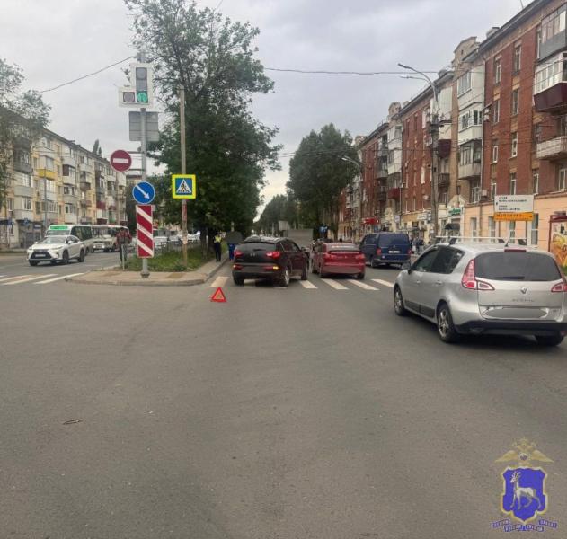 В Самарской области двое детей на электросамокате врезались в легковушку