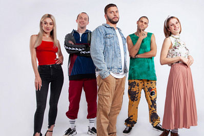 "Одноклассники" покажут десять серий комедийного ситкома "Пять с плюсом" (18+)